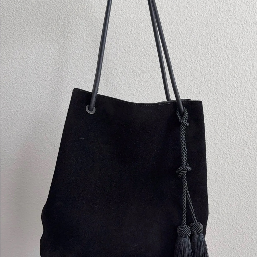 Gucci Black Shoulder Bag Minimalist Design